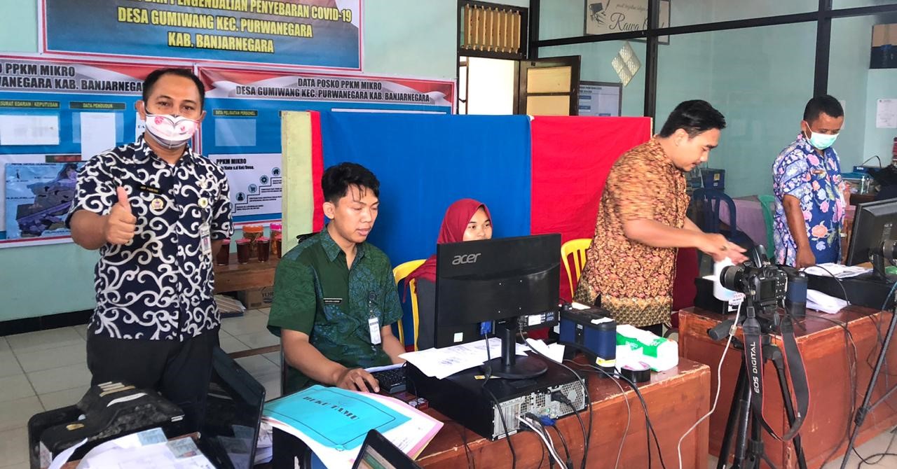 Pelayanan KTP Elektronik massal di Desa Gumiwang oleh Dindukcapil Kabupaten Banjarnegara